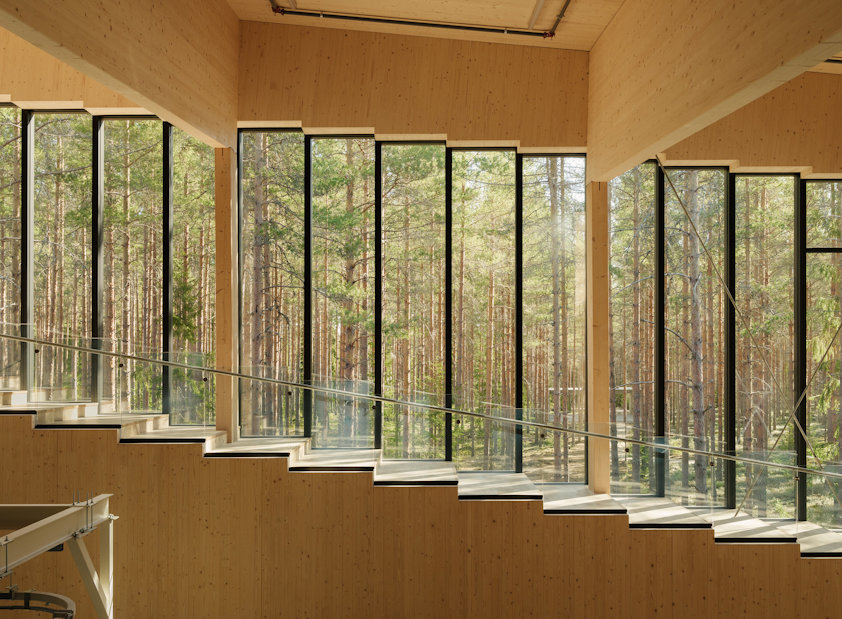 Mye lys fra store vinduer, innrammet i Hydro CIRCAL aluminium, er en viktig del av The Plus' arkitektu Mye lys fra store vinduer, innrammet i Hydro CIRCAL aluminium, er en viktig del av The Plus' arkitektu