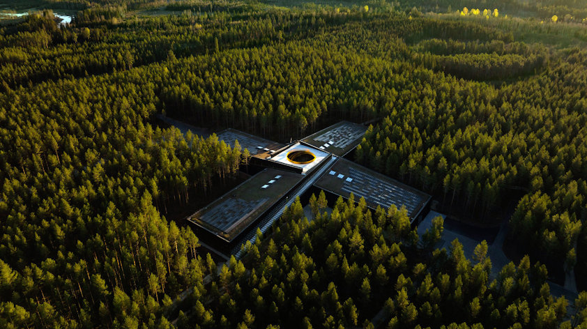 Vestres The Plus gir en åpen og effektiv arbeidsflyt, samtidig som alle de fire fabrikkvingene er i direkte kontakt med skogen. I byggets midtpunkt ligger opplevelsessenteret som gir 360 graders innsikt i hele produksjonen. Vestres The Plus gir en åpen og effektiv arbeidsflyt, samtidig som alle de fire fabrikkvingene er i direkte kontakt med skogen. I byggets midtpunkt ligger opplevelsessenteret som gir 360 graders innsikt i hele produksjonen.